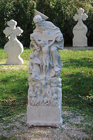 Niedersulz, ehem. Friedhof, Grabstein mit Darstellung des Gnadenstuhls